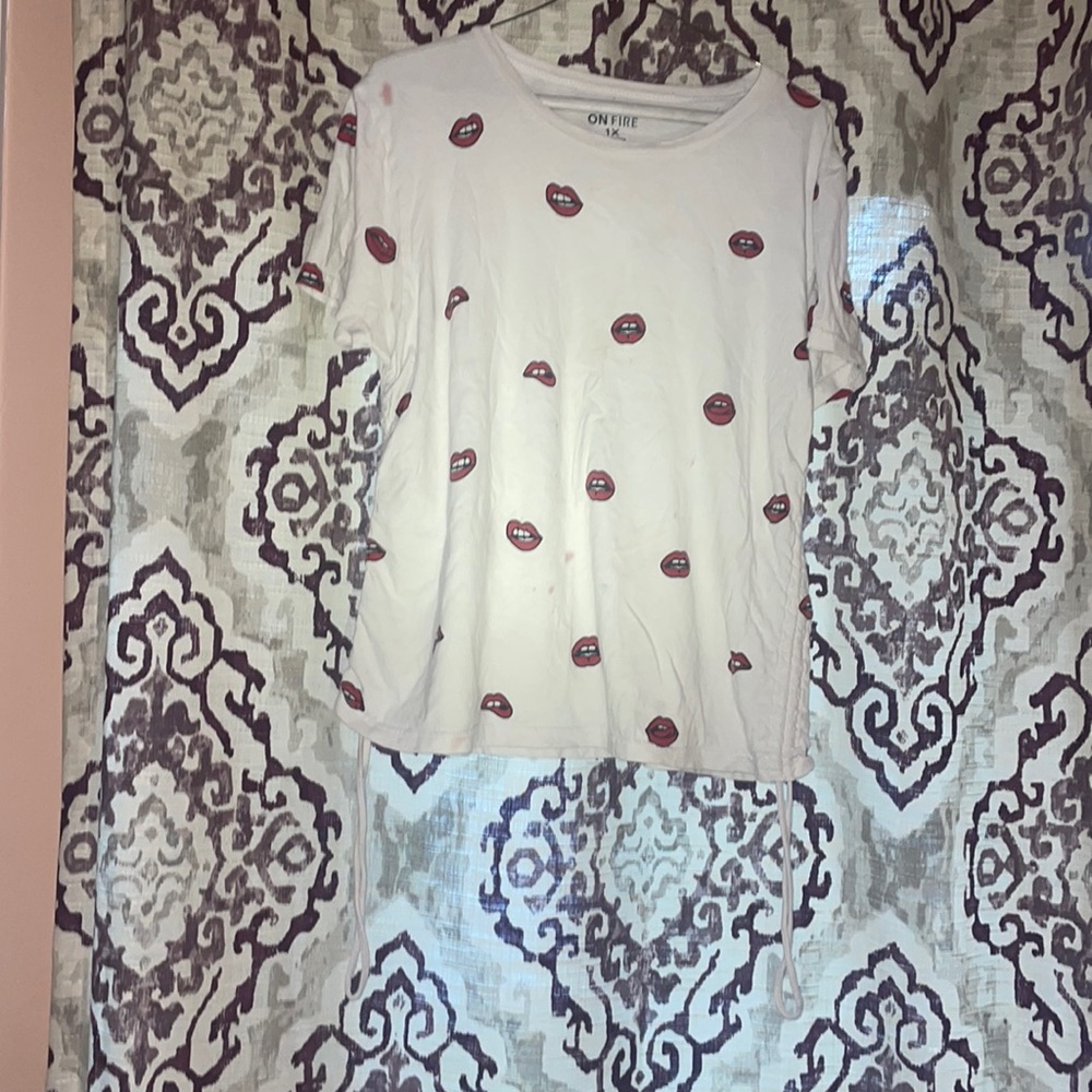 This is a women  shirt. 100% cotton. Draw string kissy lip